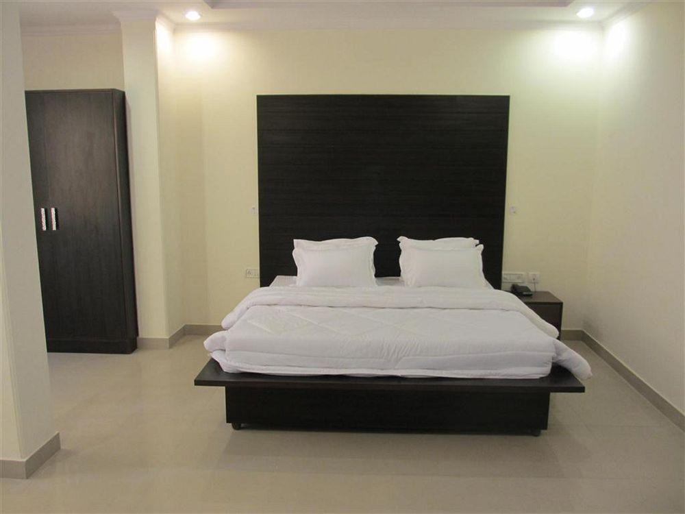 Hotel Chanakya Inn Nuova Delhi Esterno foto