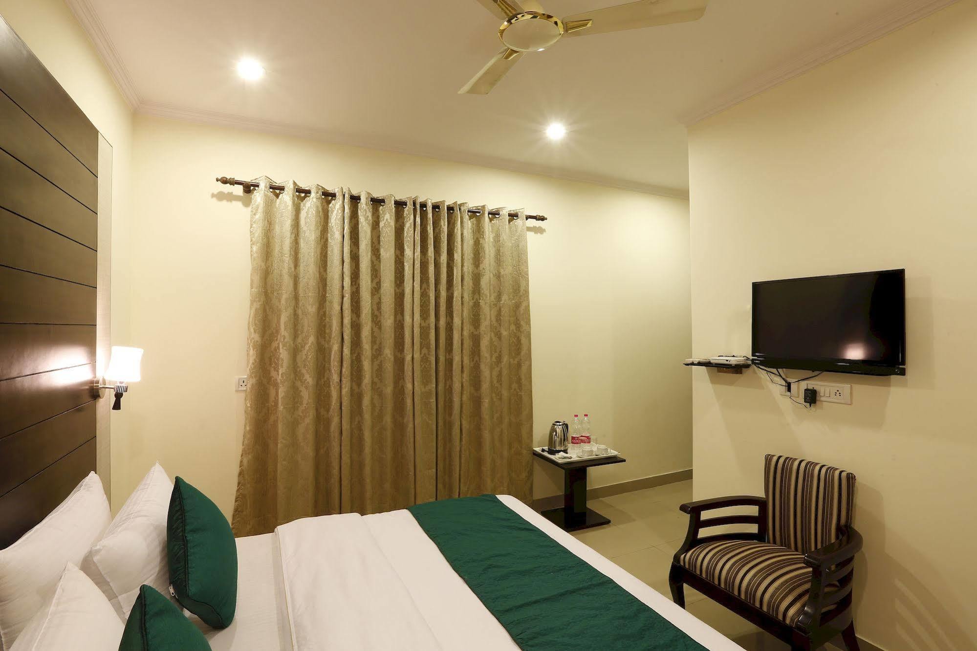 Hotel Chanakya Inn Nuova Delhi Esterno foto